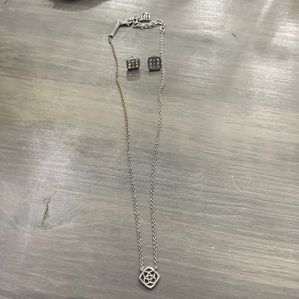 Kendra Scott Dira Pendant Necklace and earring set